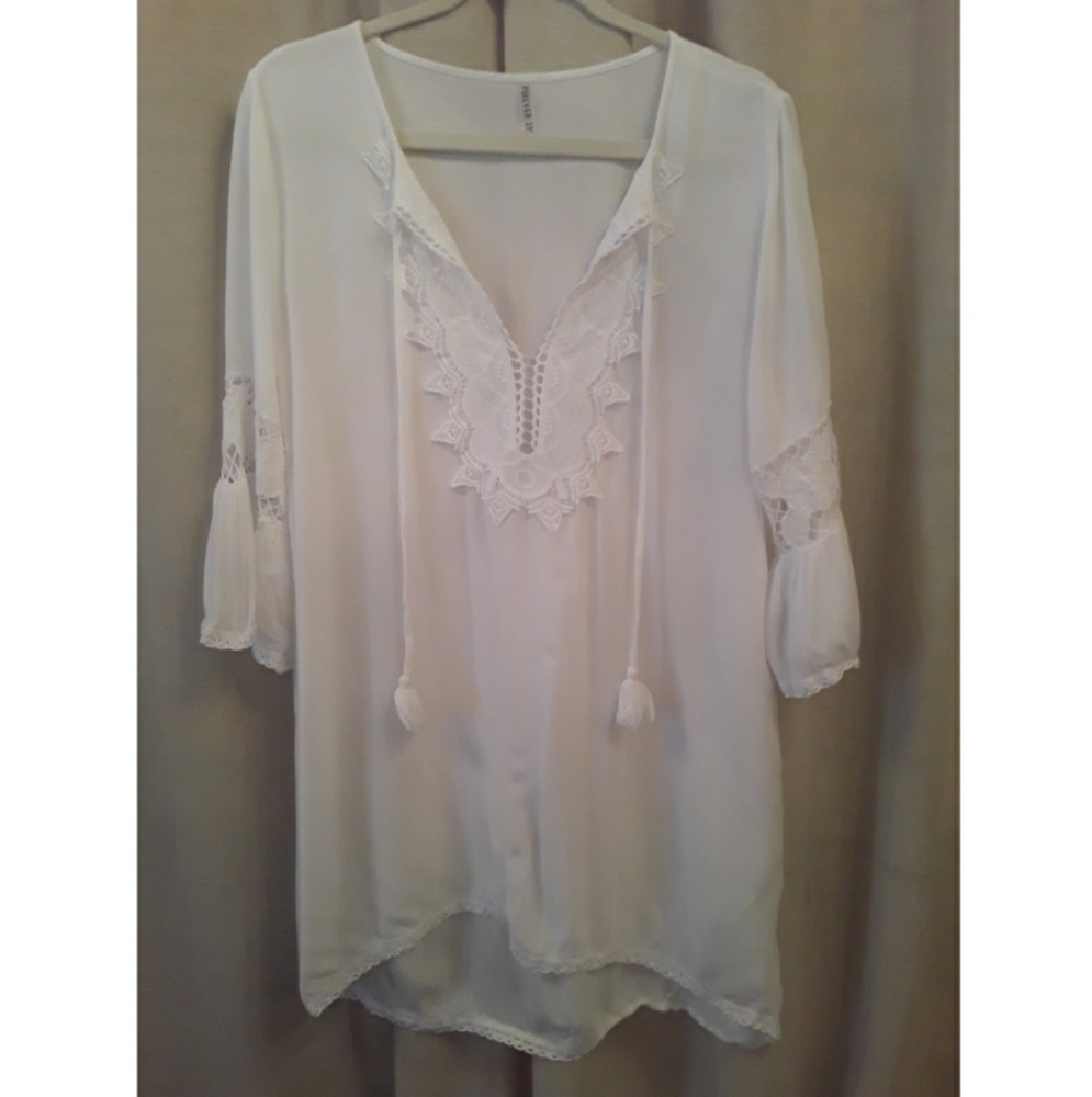 White mid length sleeves shirt crocheted accents